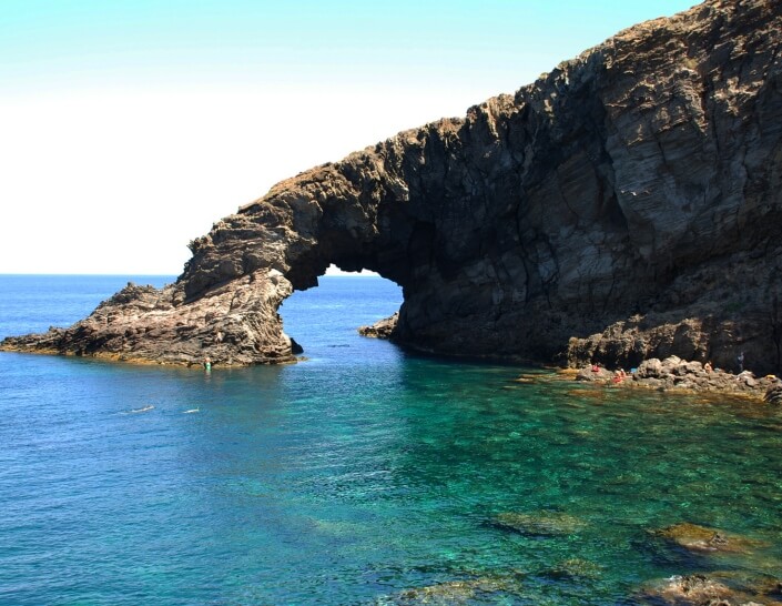 isola di pantelleria arco nel mare