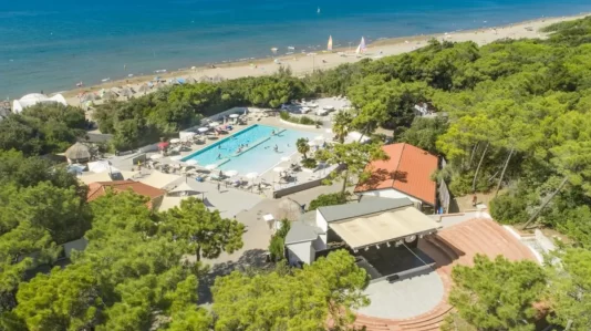 piscina hotel sul mare in toscana