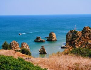 vista panoramica su scogliera in algarve portogallo