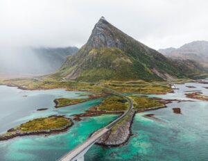 Panorama delle Lofoten e dei suoi peculiari collegamenti stradali